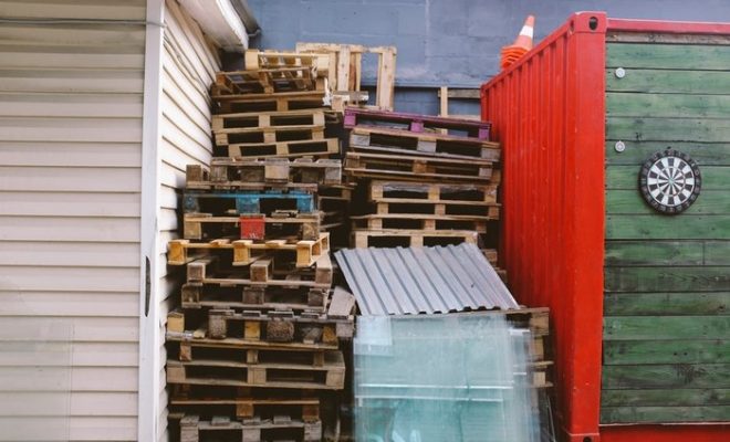 Plastic Pallets v Wood Pallets – Which is Best?